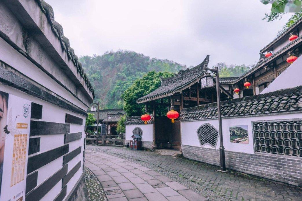 曼晚：曼联考虑更换训练基地，卡灵顿扩建升级会面临很多问题